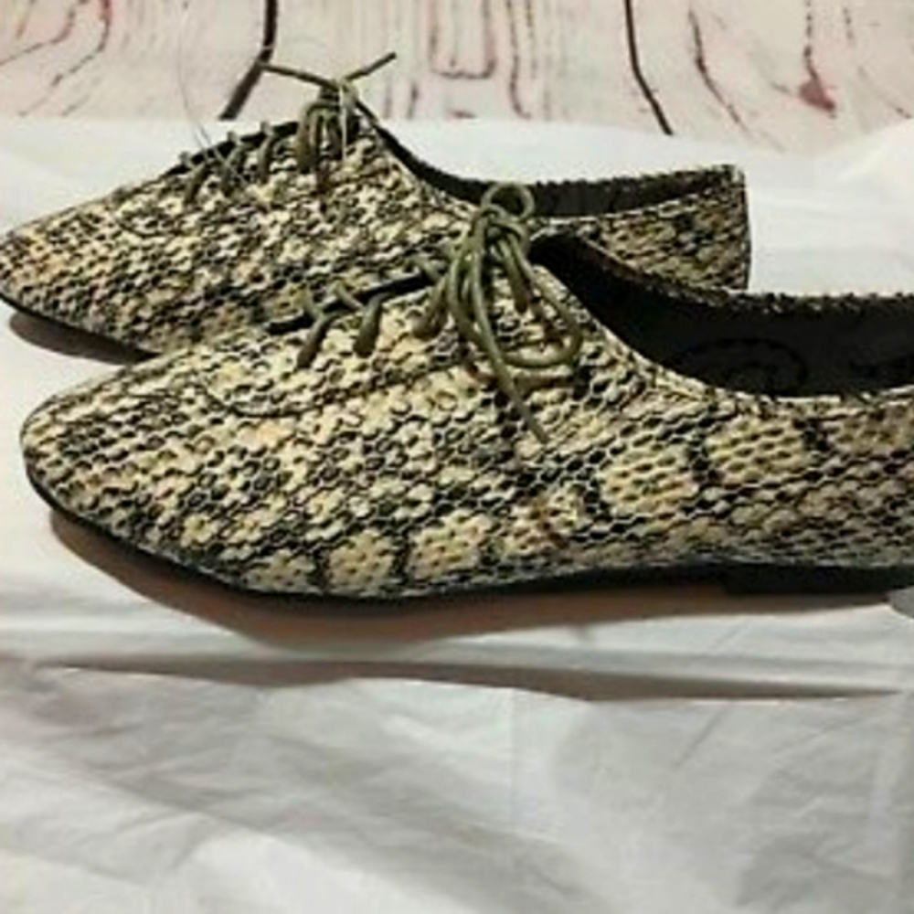 NWT DOLLHOUSE-Womens Snake Print Low Ankle Oxford Style Lace Shoes-Size 7 1/2